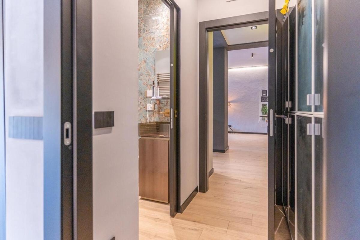 Urban Glow Apartment Rom