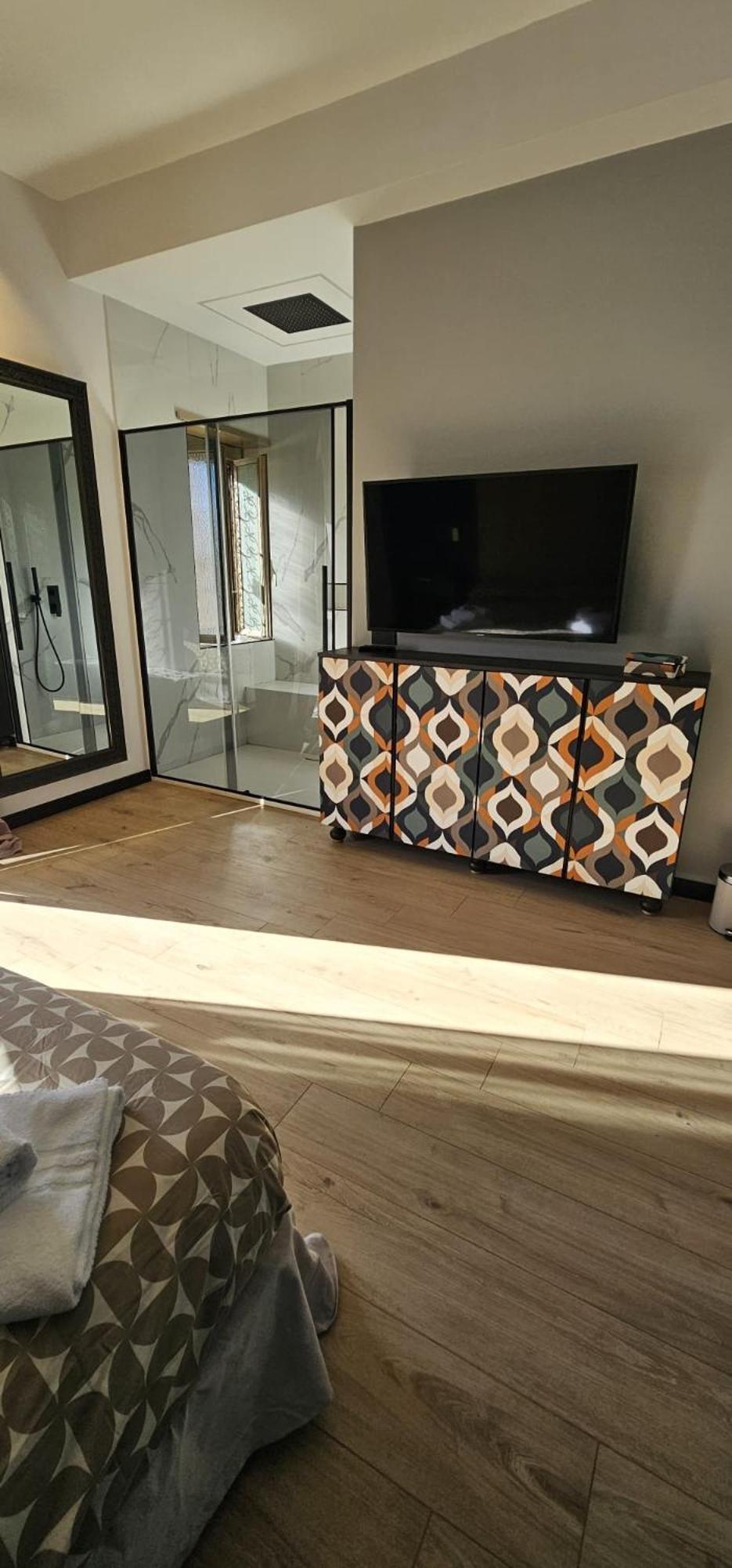 Urban Glow Apartment