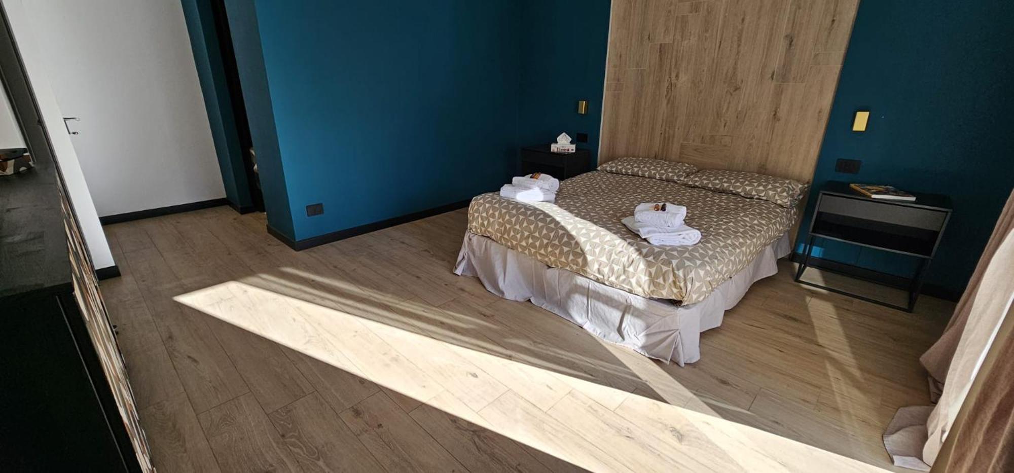 Urban Glow Apartment Rom