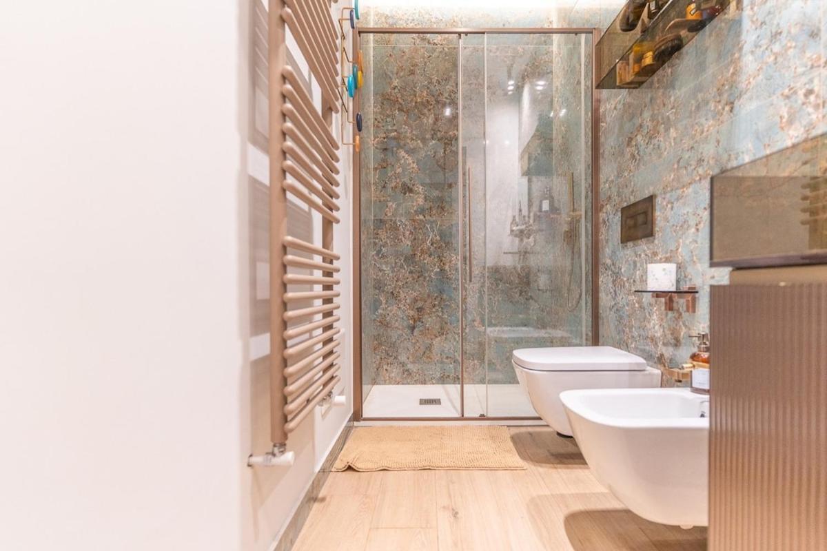 Urban Glow Apartment Rom